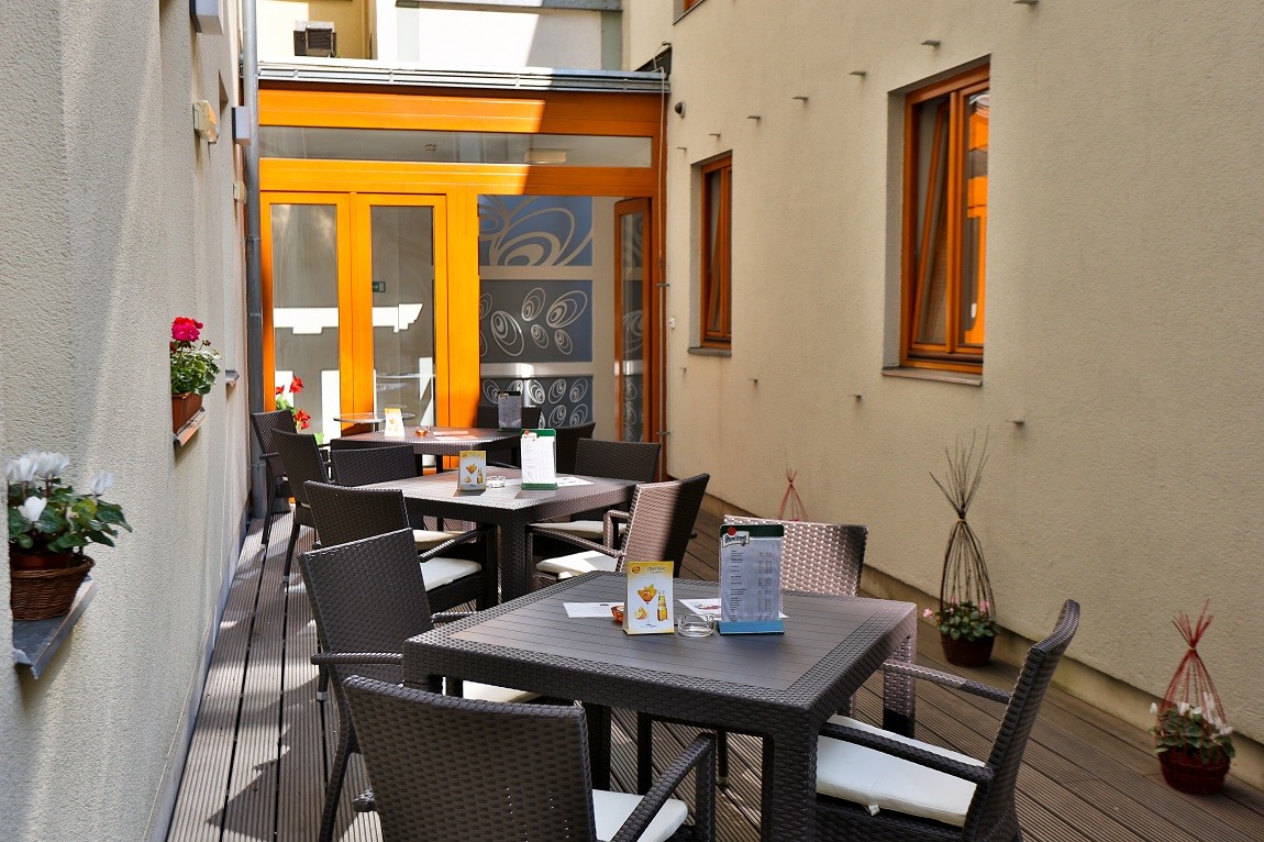 Un terrazzo e un giardino nell´atrio dell´albergo
